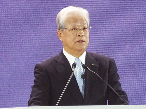 挨拶する根岸孝成社長